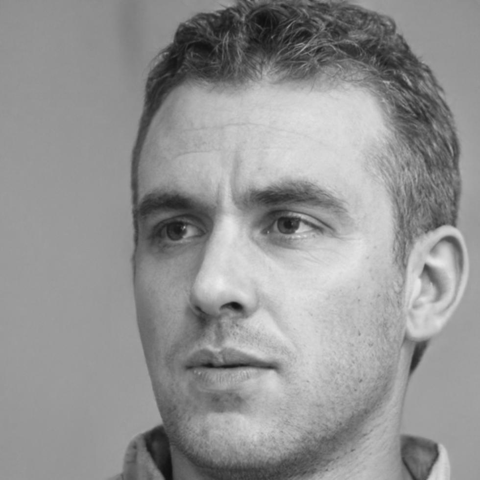 Retrato de Ezra Quintanar, instructor de producción gráfica